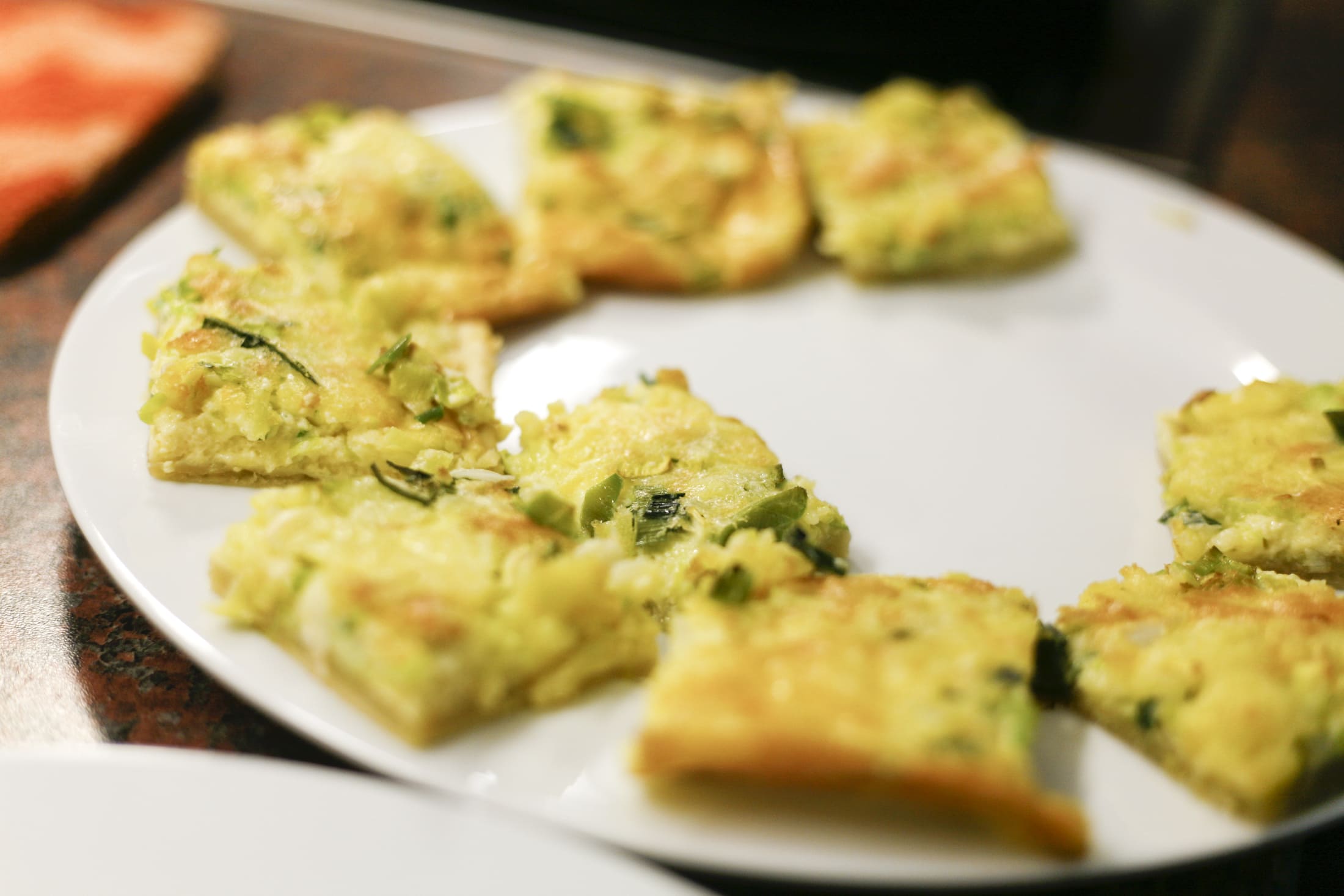 Crostini sind hübsch auf dem Teller drapiert.